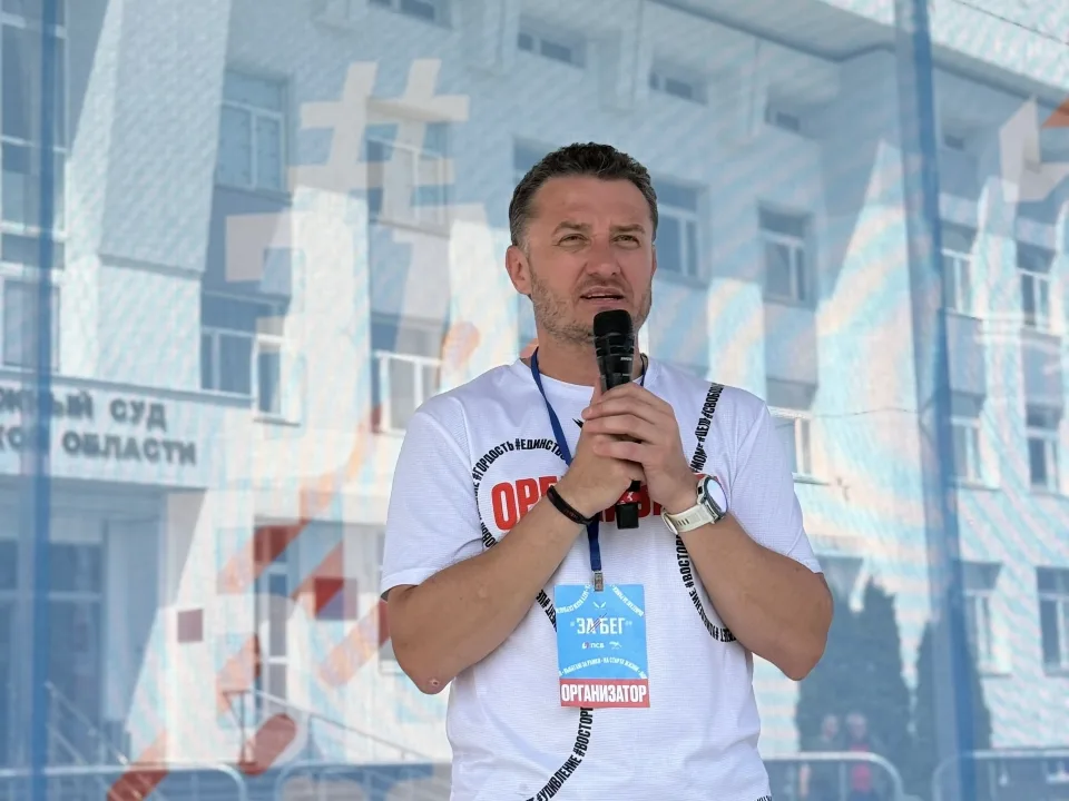 Денис Долженко на сцене